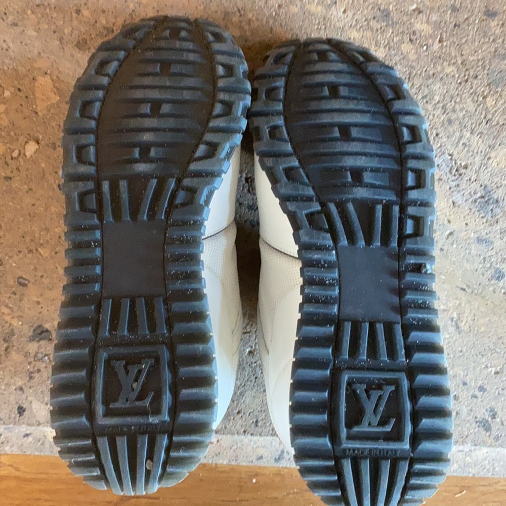 Auth. Louis Vuitton Run away sneaker - Picture 9 of 10